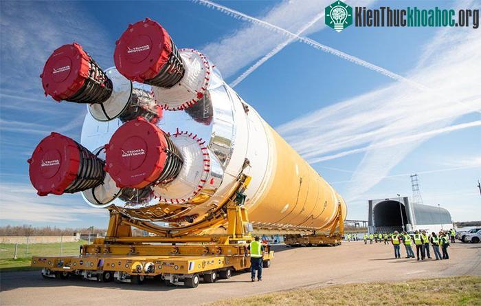 Hệ thống Phóng Vũ trụ (SLS) là một phần quan trọng trong chương trình Artemis
