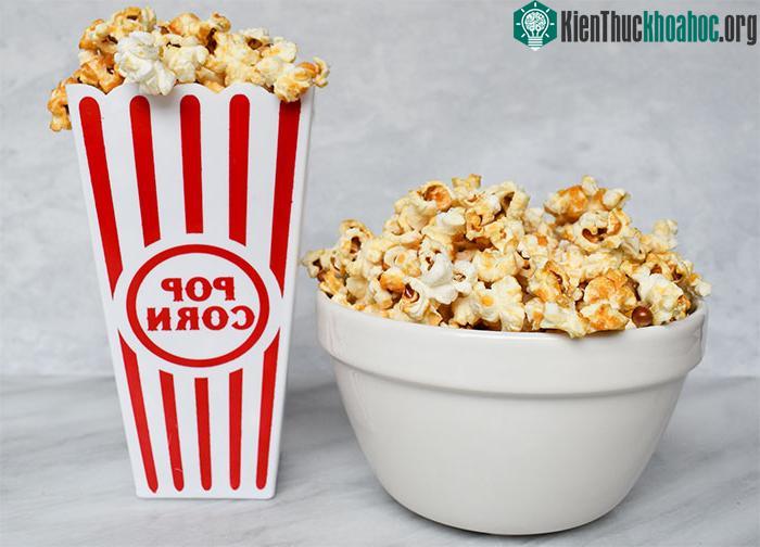 Do tính chất dính nên bỏng ngô thường dễ bị giắt vào kẽ răng.