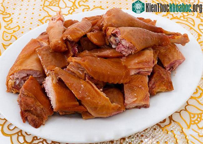 Gà hun khói thường có chất bảo quản và hàm lượng muối cao.