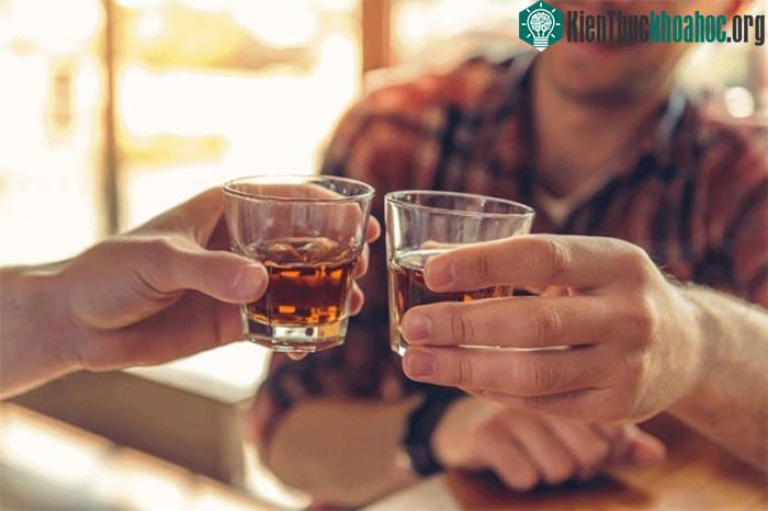 Hãy hạn chế uống rượu, bia vì không có ngưỡng nào là an toàn.