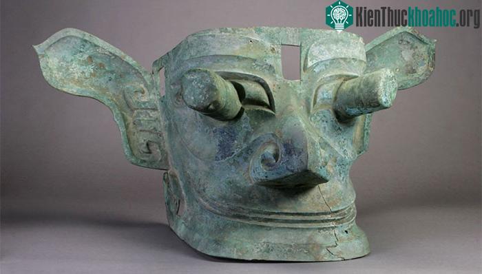 Mặt nạ bằng đồng kỳ lạ của nền văn minh Sanxingdui.