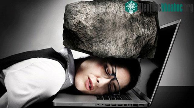 Một số rối loạn cân bằng khiến ta có cảm giác nặng đầu.