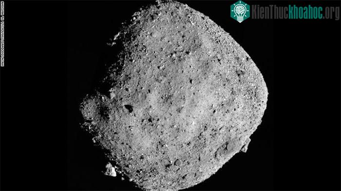 Hình ảnh thiên thạch Bennu chụp từ tàu vũ trụ OSIRIS-REx của NASA.