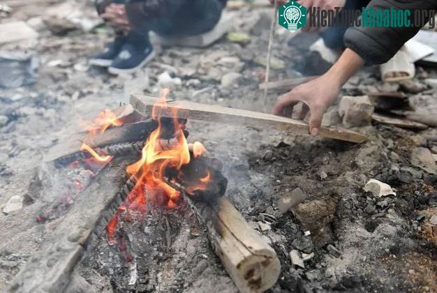 Nếu bạn cho củi ướt vào bếp, bạn sẽ thấy có nhiều tiếng nổ hơn củi khô.