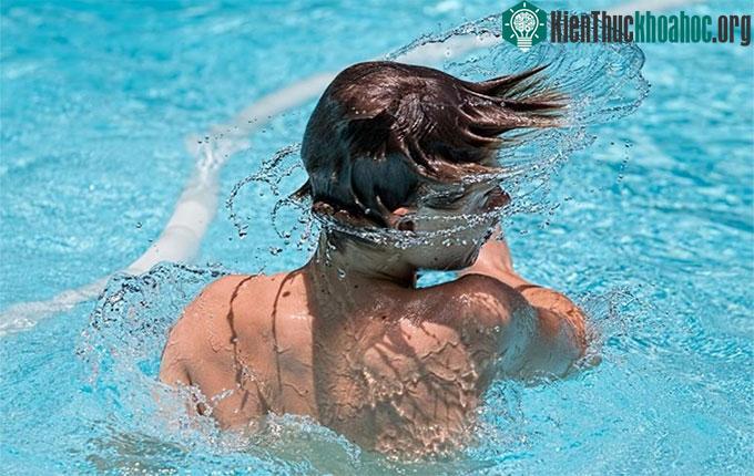 Trẻ em lắc đầu để đẩy nước ra khỏi tai có thể tổn thương não.