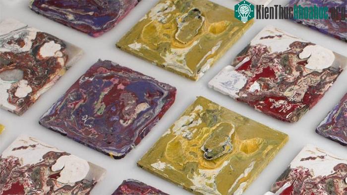 Những viên gạch lát của Enis Akiev làm từ rác thải nhựa.