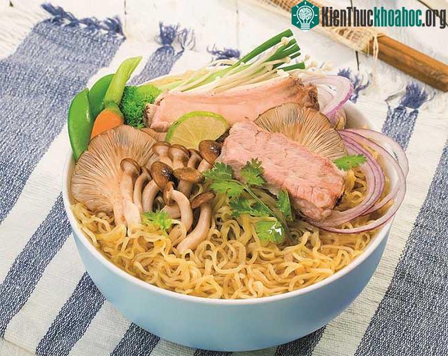 Người dùng nên kết hợp thực phẩm ăn liền với thịt trứng, rau củ để cân bằng dinh dưỡng.