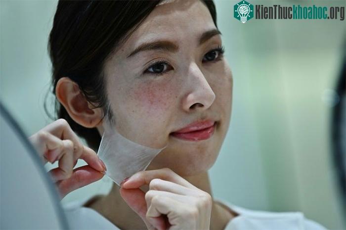 Lớp da này được tạo ra từ các sợi siêu mảnh, chỉ dày bằng 1/100 sợi tóc của con người.