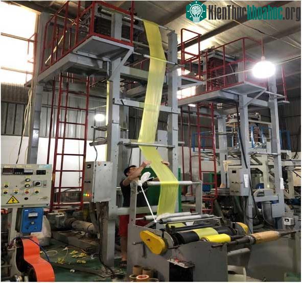Việt Nam sản xuất túi nilon tự hủy thành... nước ảnh 0
