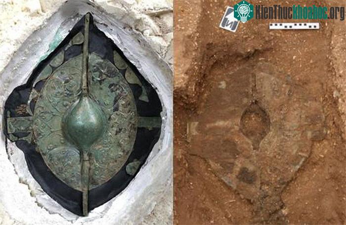 Tấm khiên khi mới phát hiện (trái) và khi được làm sạch (phải).