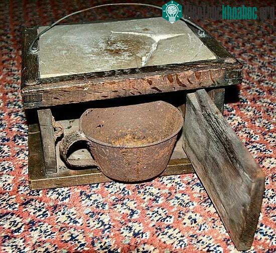 Một chiếc lò sưởi chân có mặt trên làm bằng phiến đá, không đục lỗ.