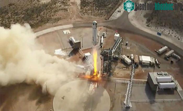 Tên lửa đẩy cao 18m đã tách khỏi tàu vũ trụ và hạ cánh thành công xuống bãi đáp như dự tính.