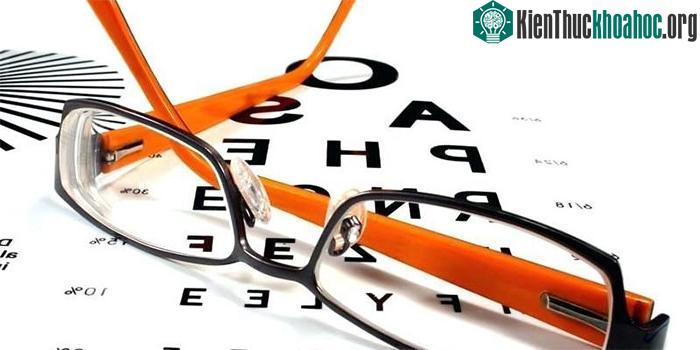 Người bị cận thị chỉ có thể nhìn được những vật ở gần mà không nhìn rõ những vật ở xa.