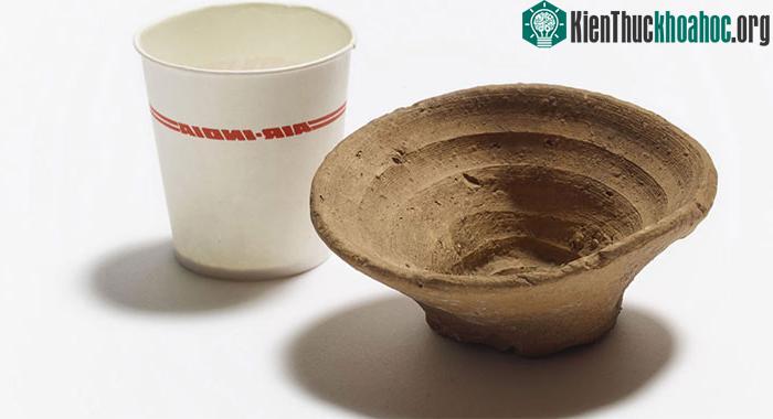 Cốc rượu 3.500 năm tuổi bên cạnh cốc giấy hiện đại, cả hai đều là đồ dùng một lần.