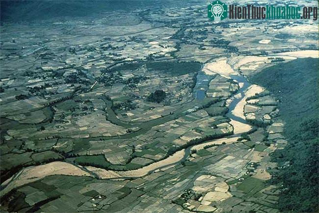Khung cảnh đồng quê miền Nam Việt Nam năm 1956 nhìn từ máy bay.