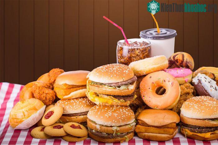 Thức ăn nhanh là một trong những nguyên nhân dẫn đến mụn nhọt.