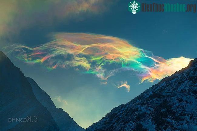 Mây cầu vồng đẹp rực rỡ trên bầu trời Siberia