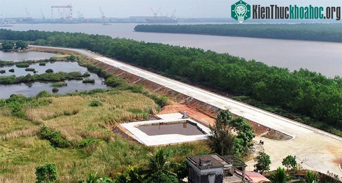 Người dân đào đất đắp đê sông Chanh