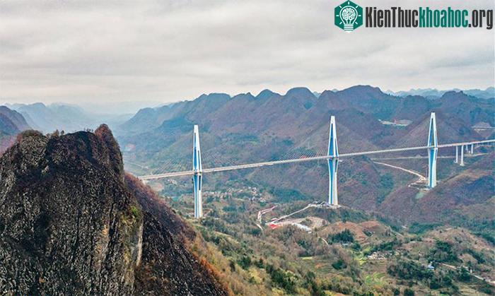 Cầu Pingtang trên thung lũng sông ở tỉnh Quý Châu.