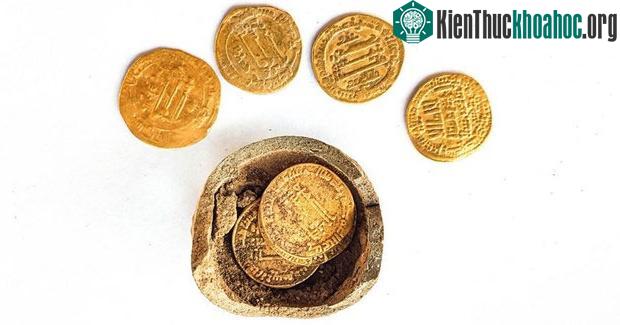 Tiền vàng vừa được phát hiện.