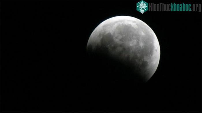 Nguyệt thực có thể quan sát bằng mắt thường, nên chọn nơi quang đãng, ít ánh sáng đèn.