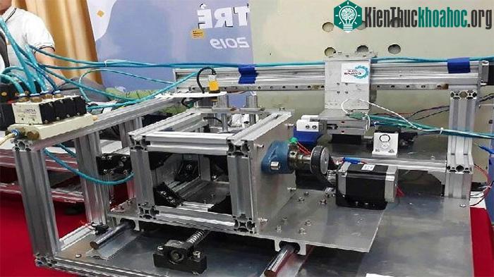 Máy kéo tơ sen.