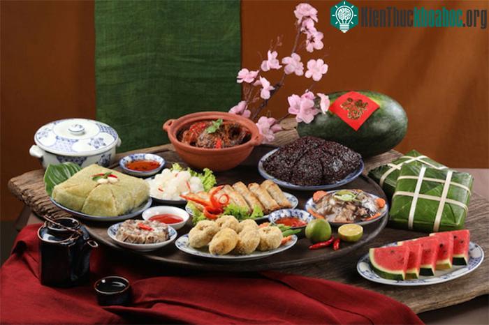 Tết miền Bắc không thể thiếu bánh chưng, gà luộc, thịt đông.