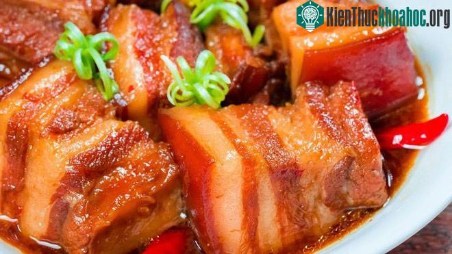 Bác sĩ dinh dưỡng cảnh báo thói quen khi ăn thịt kho tàu ngày Tết dễ gây ngộ độc ảnh 1