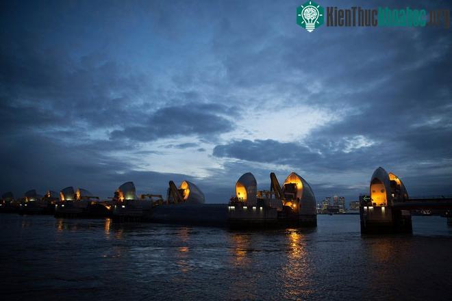 Dự án Thames Barrier ở London tuy giúp kiềm chế được lũ lụt, nhưng gây thiệt hại lớn cho môi trường sinh thái. (Ảnh: Bloomberg).
