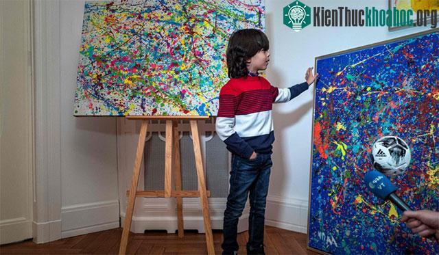 Mikail Akar bên những tác phẩm của mình.