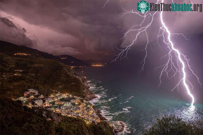 Bức ảnh “The Power of Lightning” (Sức mạnh của sét)