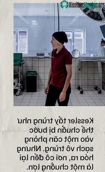 Kessler tẩy trùng trước khi vào phòng thí nghiệm