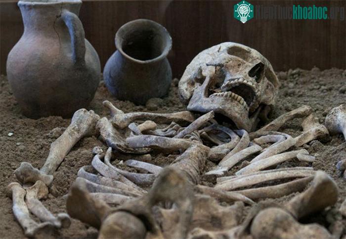 Ngoài Carbon, người ta còn có thể dùng Uranium hoặc hoặc Kali-Argon (dùng cho mẫu đất) để phân tích.