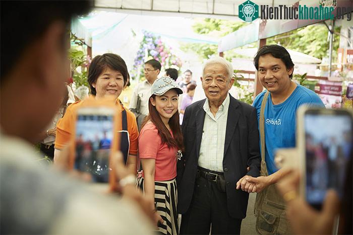 Rapee Sagarik luôn là tâm điểm ở mỗi sự kiện về hoa lan mà ông tham gia.