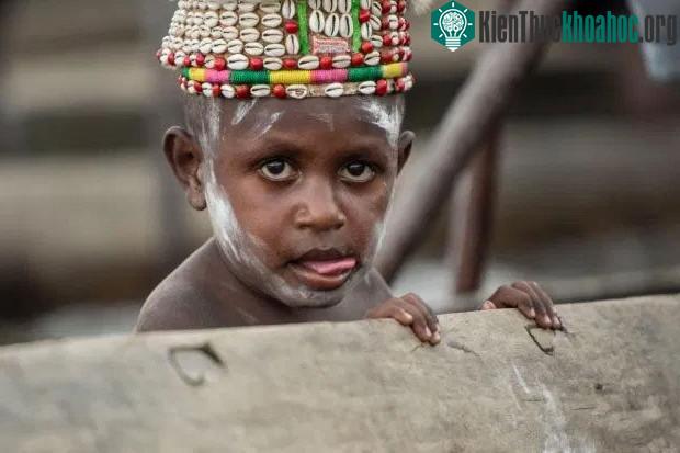 Chân dung một bé trai của bộ tộc ăn thịt người ở New Guinea.