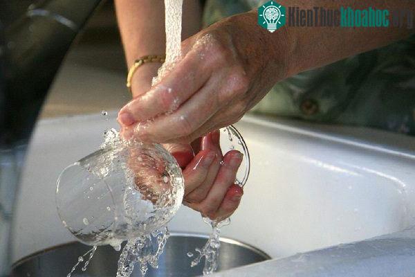 Thuỷ tinh dễ lau chùi, khó đọng vi khuẩn hơn những vật dụng khác.