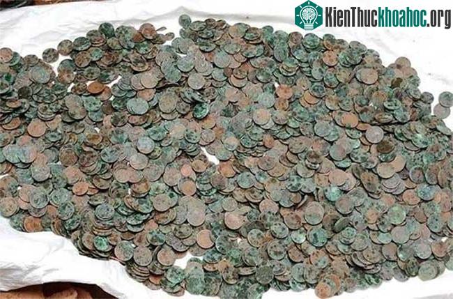 Nhiều đồng xu đã ngả xanh qua thời gian.