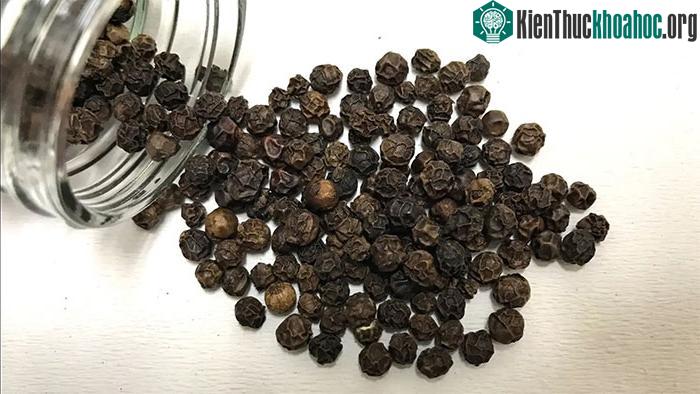 Bạn có thể thêm hạt tiêu vào những món ăn nóng, món canh, hoặc cho vào món thịt hầm... để làm cơ thể từ bên trong