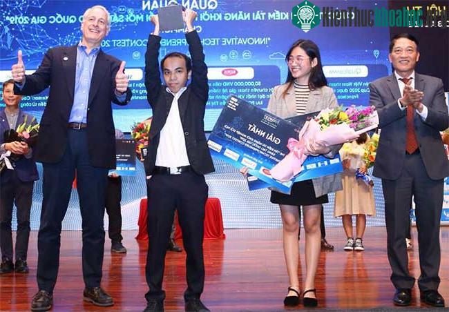 Lê Hoàng Anh (thứ hai từ phải qua) nhận giải nhất cuộc thi vừa tổ chức ngày 6/12 tại Quảng Ninh. (