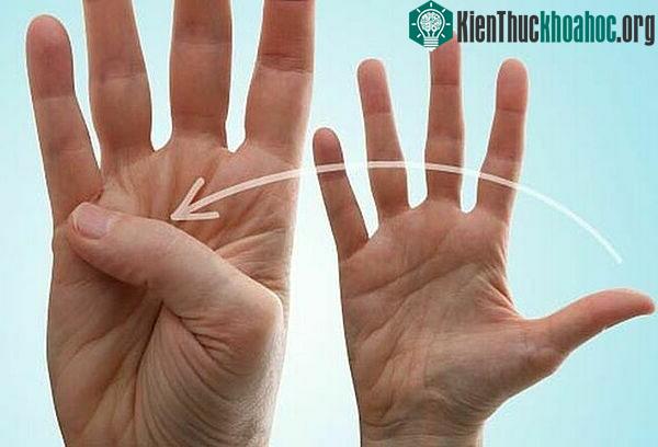 Với động tác "Uốn ngón cái", đầu ngón cái cần chạm chân đốt ngón út.
