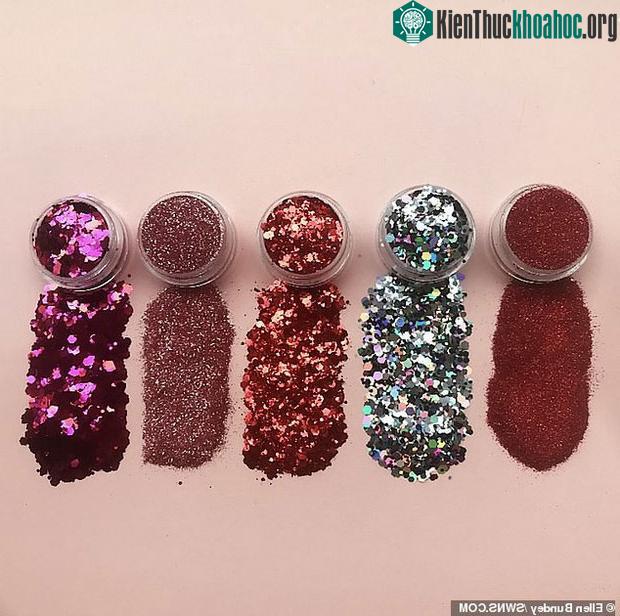 Các hạt kim tuyến do tính chất siêu mỏng, chúng cực kỳ khó thu gom và rất dễ gây hại cho môi trường.