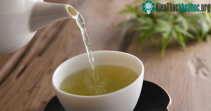 Trà xanh giúp giảm tình trạng viêm của mụn.