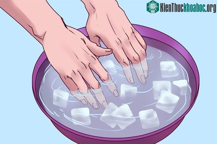 Đặt bàn tay của bạn trong nước với các khối băng trong chính xác 30 giây