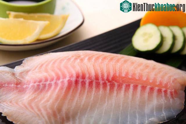 Đừng chạm vào cá có mùi lạ. (Ảnh minh họa).