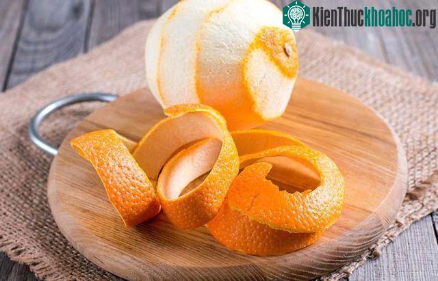 Đặt vỏ cam trên rốn, dùng băng dính băng lại, giúp thải các độc tố bên trong cơ thể ra ngoài một cách trơn tru.