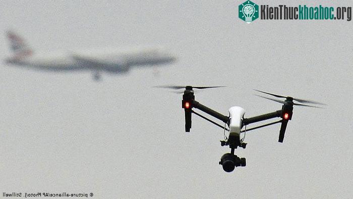 Vì sao phải dùng súng chuyên dụng mới bắn hạ được drone? ảnh 1