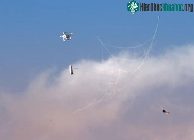 SkyWall Patrol bắn ra tấm lưới để làm rơi flycam. (Ảnh: OpenWorks).