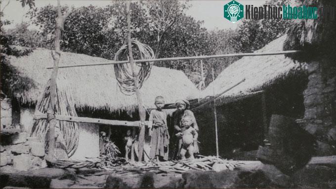 Một gia đình Sài Gòn với khung cảnh nhà tranh, vườn tược.