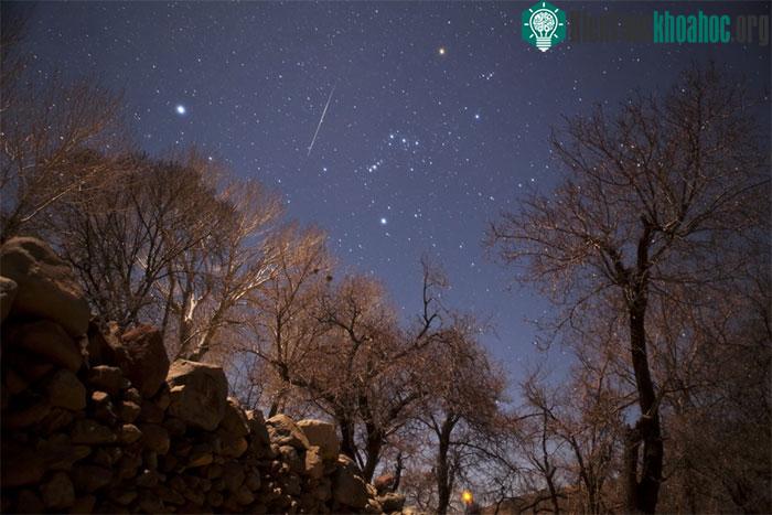 Mưa sao băng Geminid trên bầu trời Núi lửa Taftan, đông nam Iran.