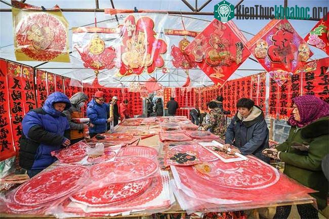 Người Trung Quốc chuẩn bị đồ vàng mã cho ngày Tết Táo quân.